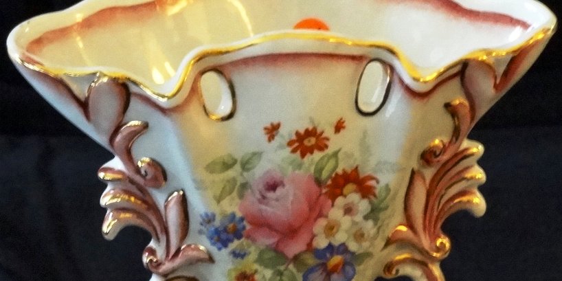 Amphora - Anfora Wedgewood with a set of two hand painted in light brown, pink and the center with flowers, and a size of 6 inches high. Wedgewood una pareja de color crema y...